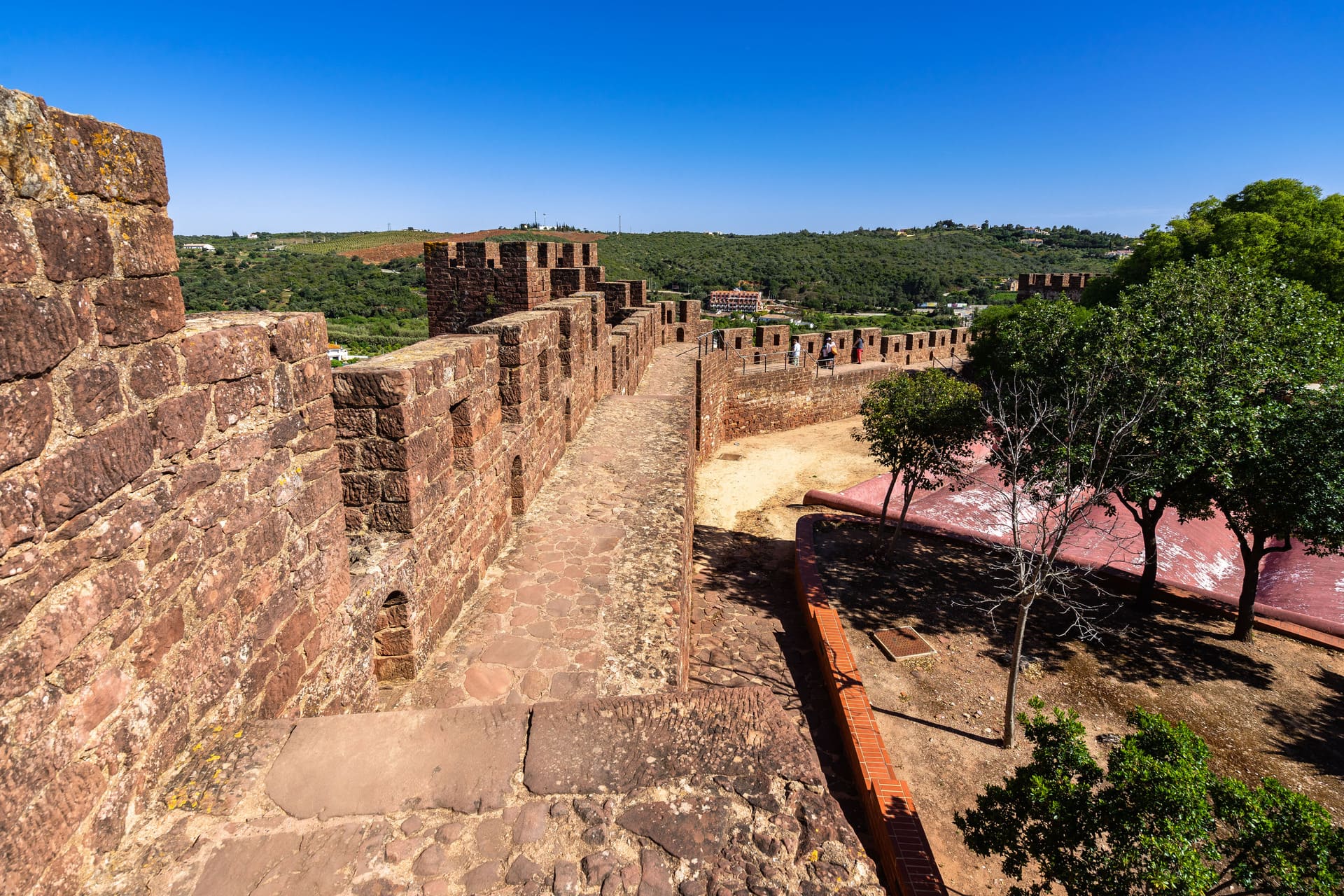 Muralhas do Castelo de Silves em pedra vermelha.